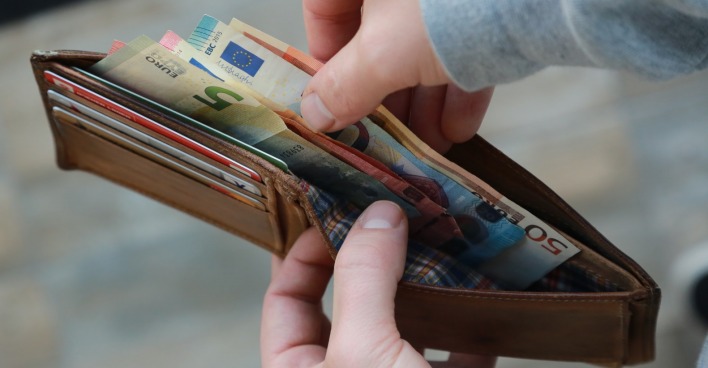 Das Geld im Börserl wird immer weniger.