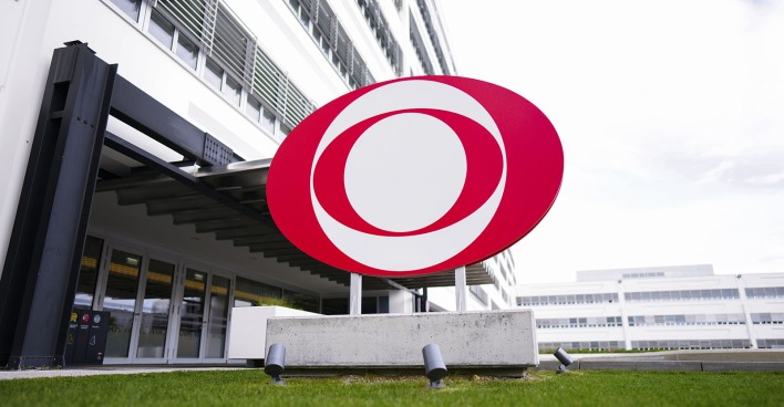 Ein ORF-Logo am Gelände des ORF-Zentrums in Wien