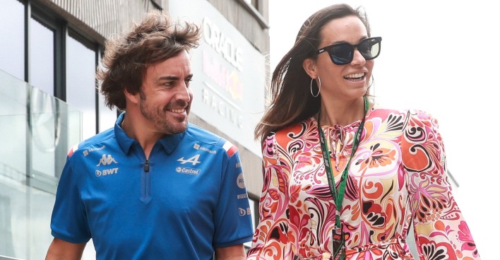 Fernando Alonso und Andrea Schlager abseits der Rennstrecke. Beide strahlen und wirken glücklich