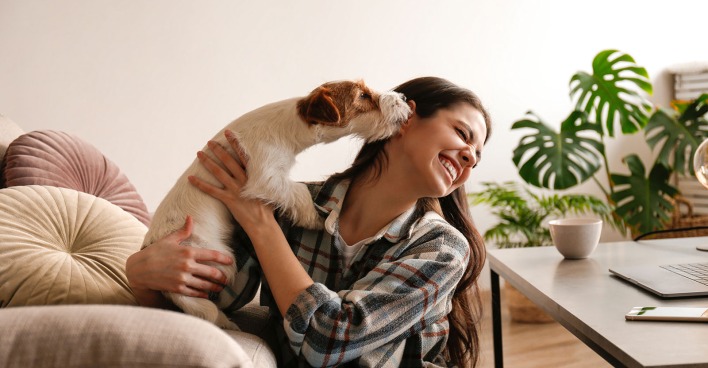Frau kuschelt mit ihrem Hund | Credit: iStock.com/Evrymmnt