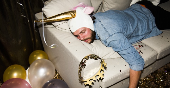 Betrunkener Mann schläft auf dem Sofa.