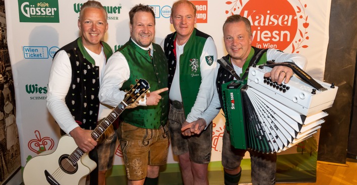 Johann Pittermann und "Die Edlseer" in Tracht | Credit: Harald Klemm