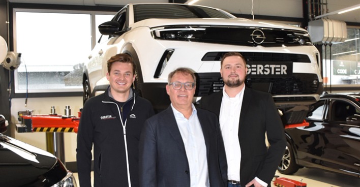 Philipp Gerster (Auto Gerster Vertriebsleiter), Christoph  Gerster (GF Auto Gerster) und René Gasperini (Betriebsleiter Auto Gerster  Koblach) (v. li.)