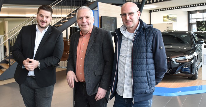 BMW Unterberger Dornbirn: Sebastian Büchel (Verkauf BMW Neuwagen) mit Betriebsleiter Markus Spiegel und Rainer Loacker (Weekend Magazin) (v.li.)