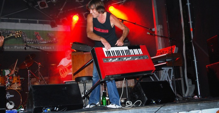 Gert Prix mit Musikinstrument