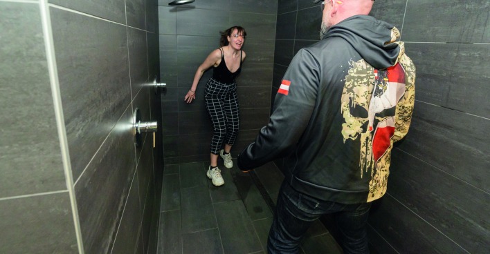 Frau wird von einem Mann in einer Dusche angegriffen