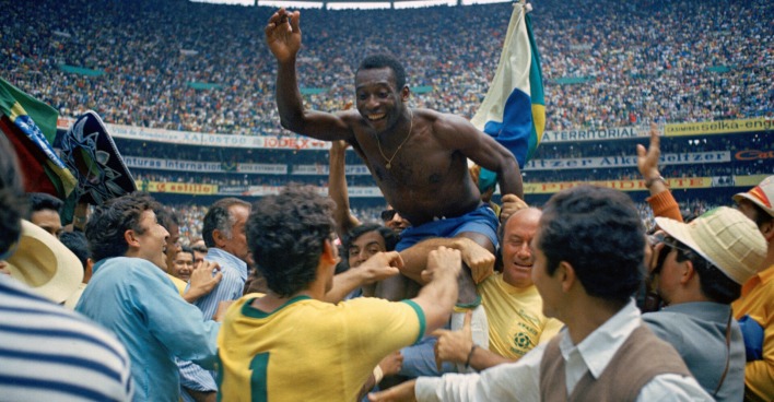 Pelé wird als junger Fußballer bejubelt.
