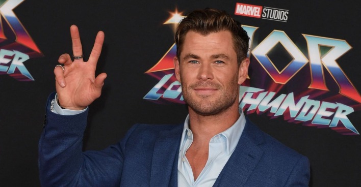Chris Hemsworth zeigt das Victory-Zeichen mit zwei Fingern.