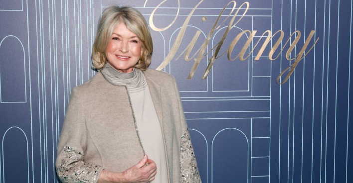 Martha Stewart in eleganter Kleidung bei einem Event.