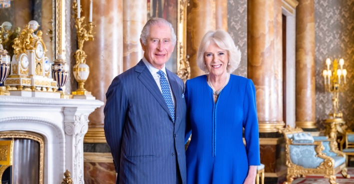 König Charles III. und Königsgemahlin Camilla in blauen Kleidern.