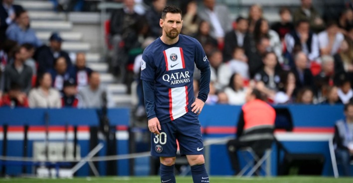 Lionel Messi skeptisch auf dem Spielfeld.