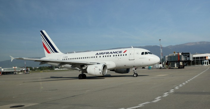 Ein Flugzeug der Air France am Flughafen.