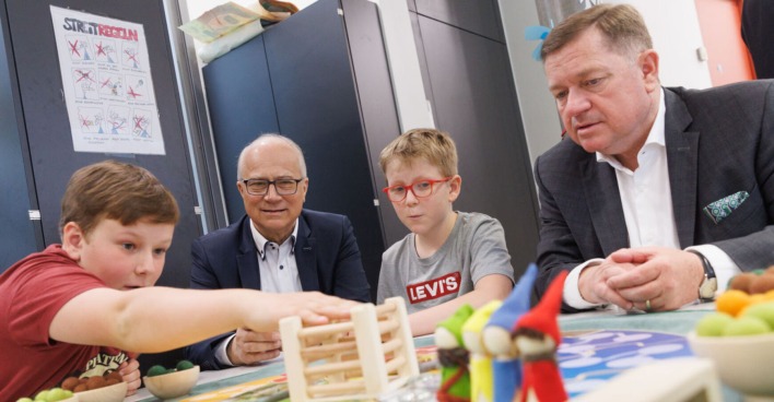 Landesrat Werner Amon (r.) und Landesrat Hans Seitinger mit zwei Schülern der VS Graz-Engelsdorf.