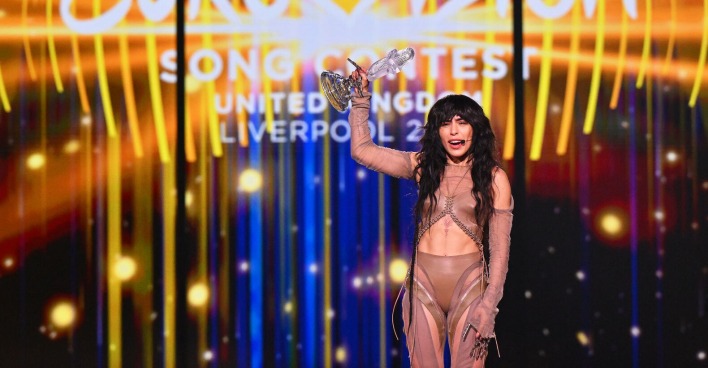 Loreen bei ihrem zweiten ESC-Sieg mit dem Pokal in der Hand