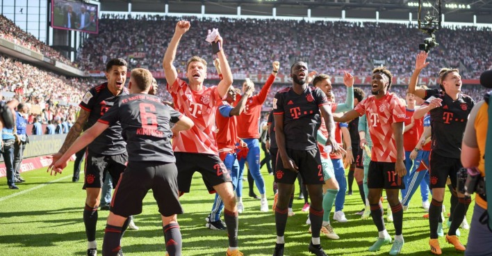 Die Bayern feieren ihren Sieg auf dem Spielfeld.