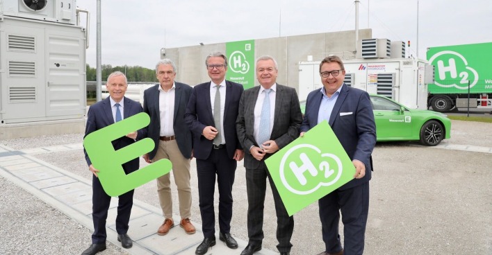 Vertreter der Politik und Wirtschaft bei der Eröffnung der Produktionsanlage für Wasserstoff