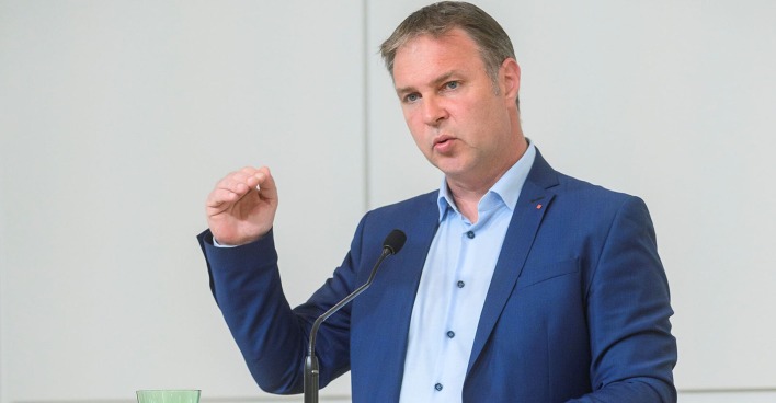 Andreas Babler bei einem Pressetermin