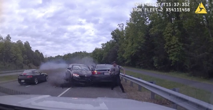 Der Moment, in dem das BMW in das stehende Fahrzeug Crash.