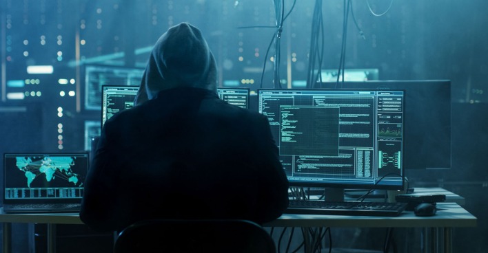 Hacker sitzt vor einem Computer
