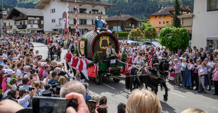 Bierkönig Gambrinus zog durch die Straßen von Zell am Ziller.