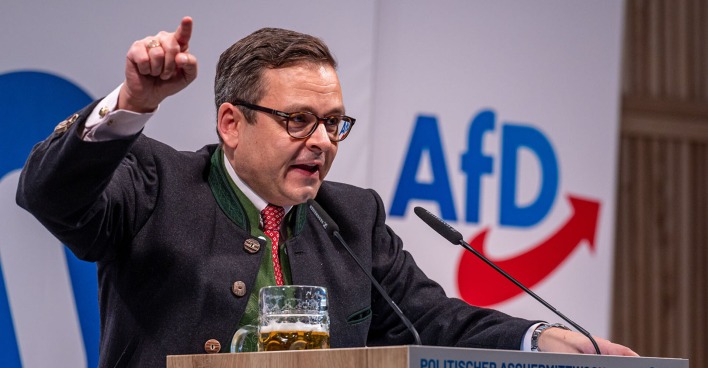 Gerald Grosz hält eine Rede bei einer Aschermittwochs-Veranstaltung der AfD