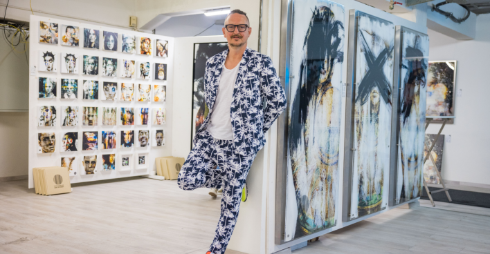 Jürgen Norbert Fux bei seiner Ausstellung