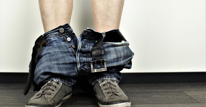 Mann mit heruntergelassenen Hosen