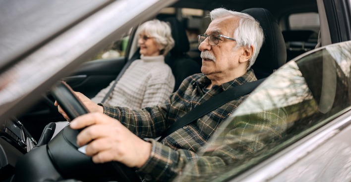 Älteres Ehepaar fährt mit dem Auto