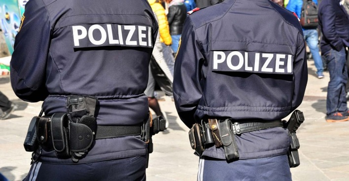 Zwei Polizeibeamte auf Streife