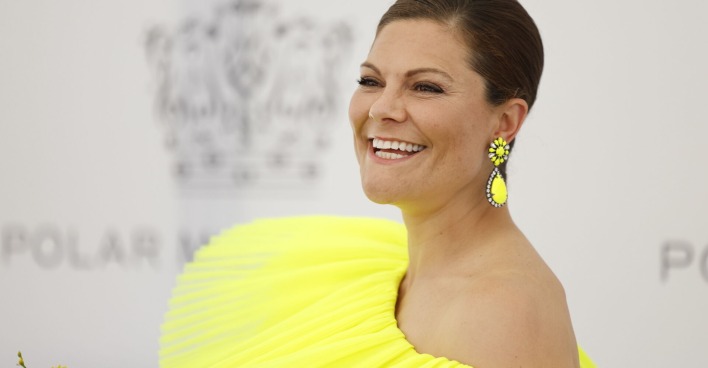 Kronzprinzessin Victoria trägt ein gelbes Kleid und gelbe Ohrringe