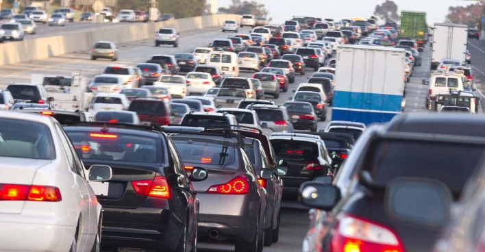 Autos stehen auf der Autobahn im Stau