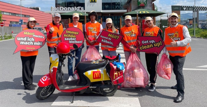 McDonald's Hohenems Team mit Bürgermeister Dieter Egger, Stammgast Dietmar Braun und Franchisenehmer Loek Versluis.