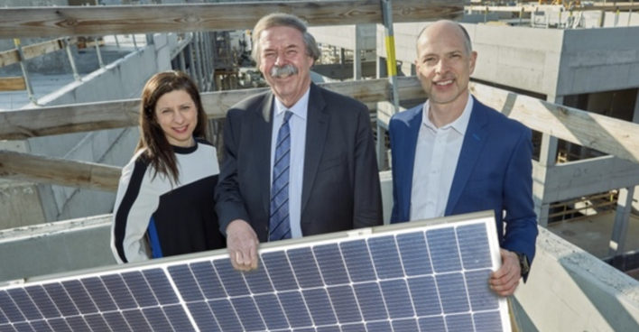 Zwei Männer und eine Frau halten in der Blauen Lagune ein Solarpanel | Credit: Blaue Lagune