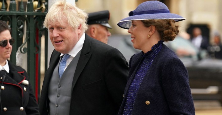 Boris und Carrie Johnson gehen in Festtagskleidung zur Krönung von König Charles | Credit: ANDREW MILLIGAN / AFP / picturedesk.com