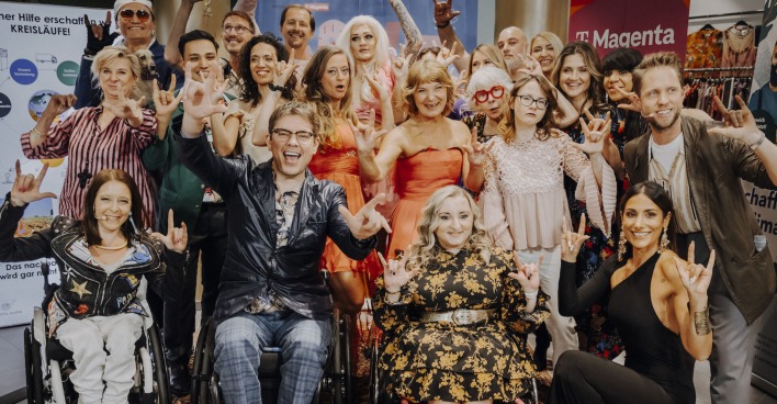 Gruppenfoto der bunten Botschafter für den Diversity-Ball 2023 in der Humana Filiale  | Credit: Christine Miess