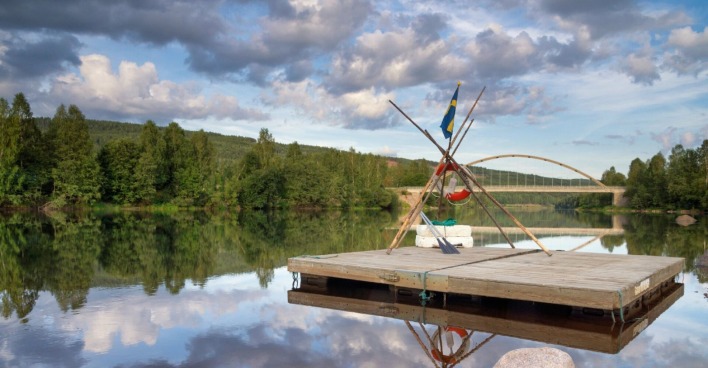 Ein Holzfloß auf dem Klarälven in Schweden | Credit: iStock.com/JStuij