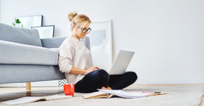 Frau sitzt am Boden im Homeoffice | Credit: iStock.com/BartekSzewczyk