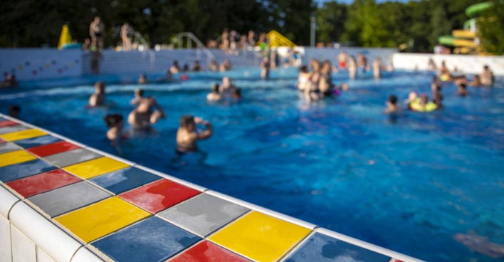 Viele Besucher eine einem Freibad.
