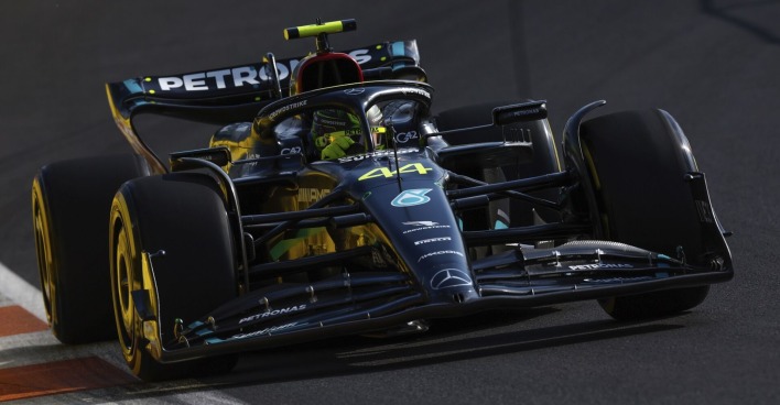 Lewis im Mercedes Formel 1-Wagen mit der Nummer 44.