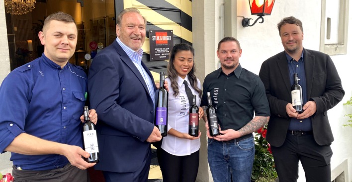 Das neue Palast Team als Gastgeber: Dariusz Szemis (Küchenchef), mit Winzer Walter Kirnbauer, Anina  Ocampo (Serviceleitung) Phillip Jabornig (operative GL), M