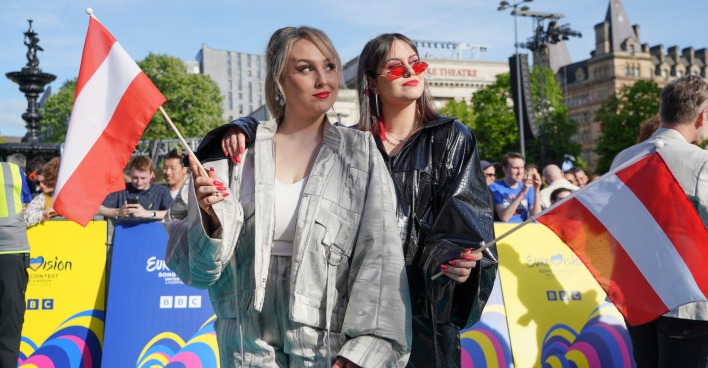 Teya &amp; Selena mit Österreich-Flaggen