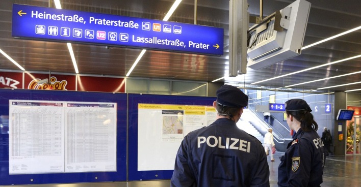 Zwei Polizisten in der Ankunftshalle am Wiener Praterstern