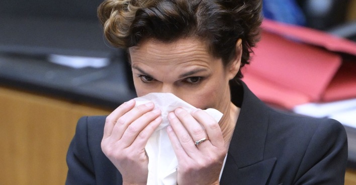 Rendi-Wagner putzt sich die Nase im Parlament