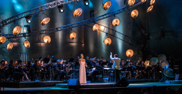 Sängerin auf Bühne mit Orchester