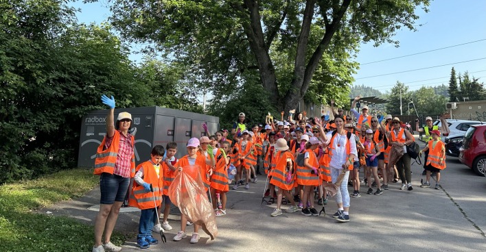 Kinder und Lehrer beim Müllsammeln