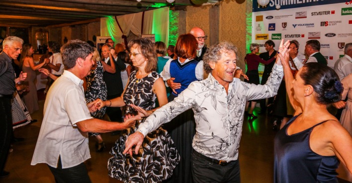 Sommernachtsball-Gäste auf der Tanzfläche