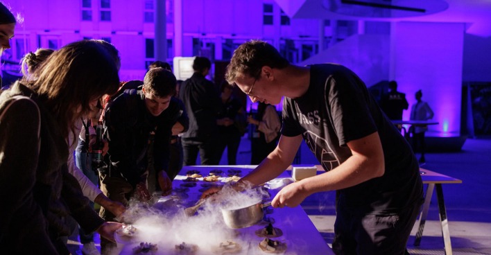 Besucherinnen und Besucher verfolgen gebannt ein Experiment im Ars Electronica Center in Linz | Credit: Ars Electronica Linz GmbH &amp; Co KG