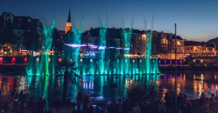 Draupuls-Wasserspiele bei Nacht