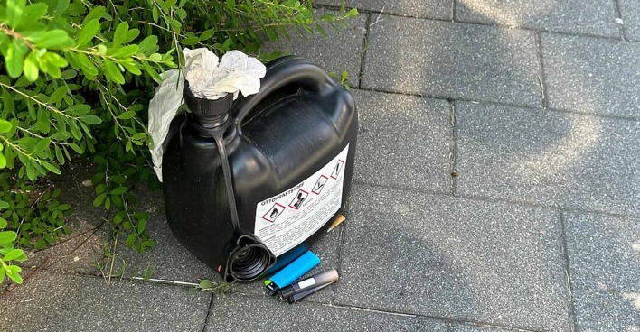 Benzinkanister auf Steinboden