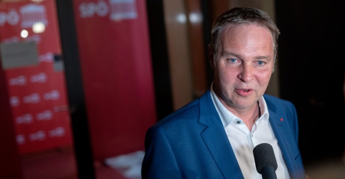 SPÖ-Chef Andreas Babler stellt sich vor dem Parteivorstand den Journalistenfragen.
